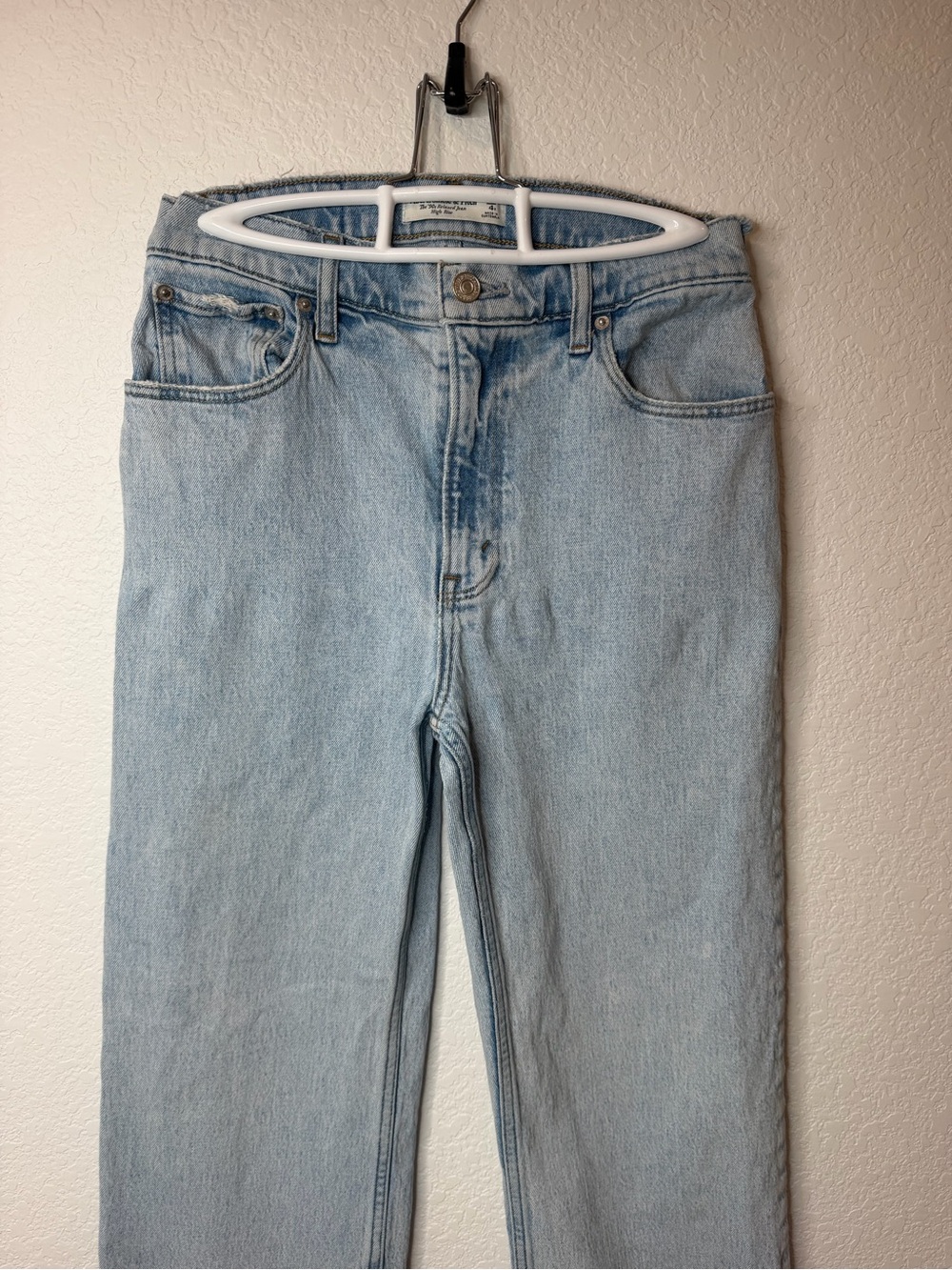 Abercrombie & Fitch The 90’s Relaxed Jean High Rise Size 27 4R Light Blue Wash